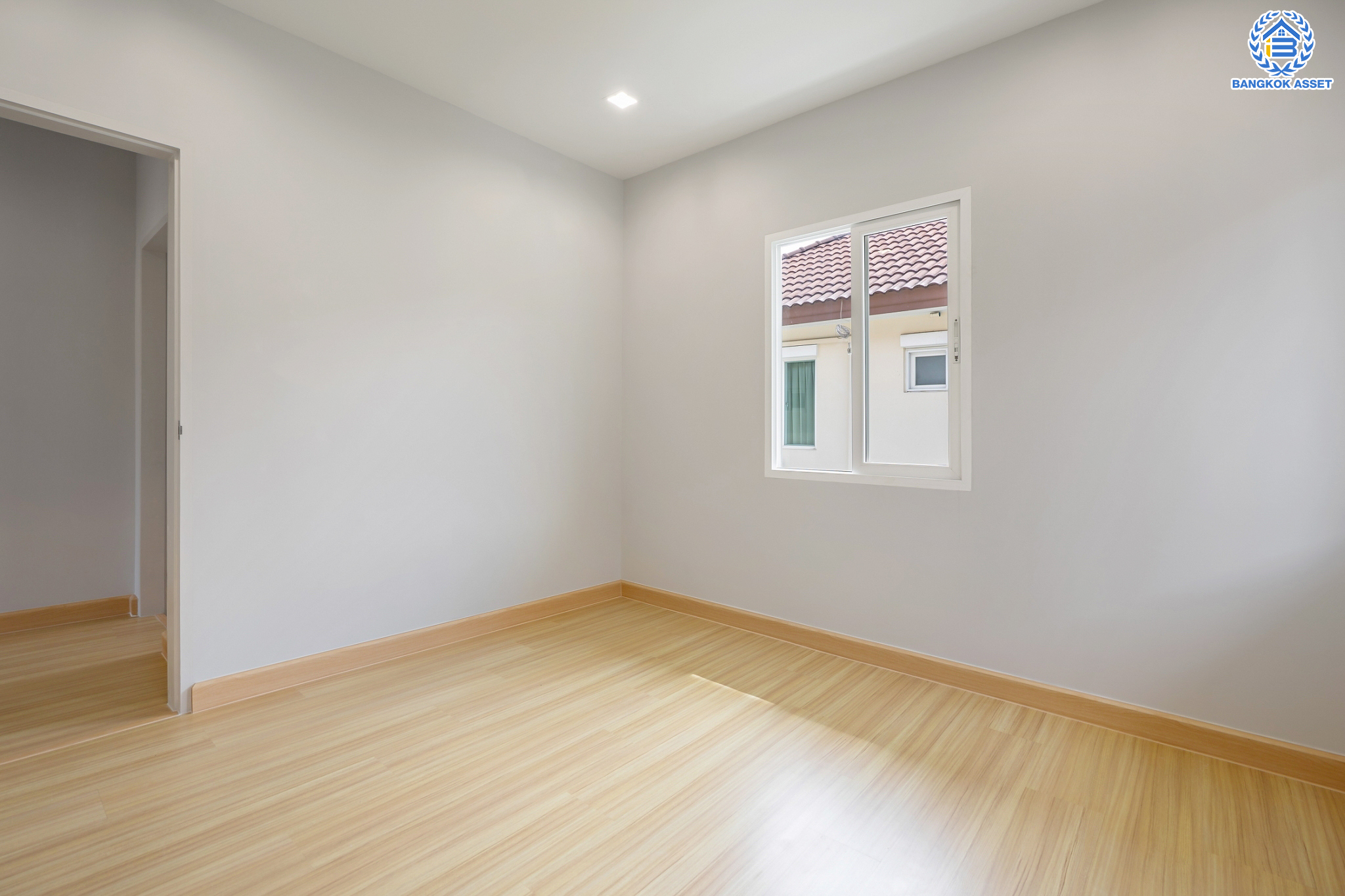 บ้านมือสองตกแต่งใหม่ ม.เดอะเซนโทร วัชรพล บ้านเดี่ยวจากแบรนด์ AP เนื้อที่ 56 ตร.ว. ฟังก์ชัน 3 ห้องนอน 3 ห้องน้ำ จอดรถได้ 2 คัน Facilities ครบครัน บนทำเลเชื่อมต่อหลายเส้นทาง ถ.รามอินทรา ถ.สายไหม และ ถ.พหลโยธิน ใกล้สนามบินดอนเมือง ทางด่วน "รามอินทรา" และรถไฟฟ้าสายสีเขียว "สถานีคูคต"